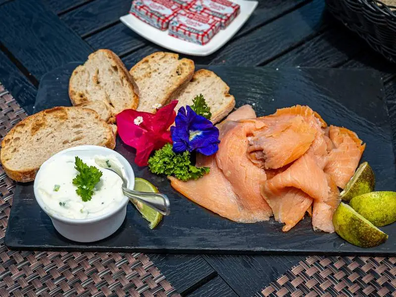 salmon-fume-tapas-bar-saint-james