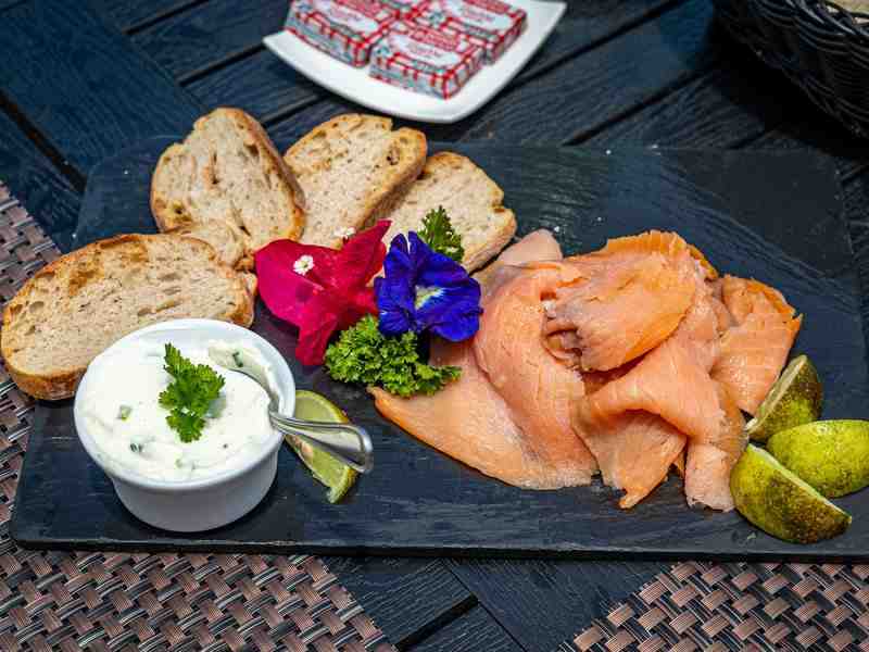 Tapas au saumon fumé au bar Saint James Bora Bora