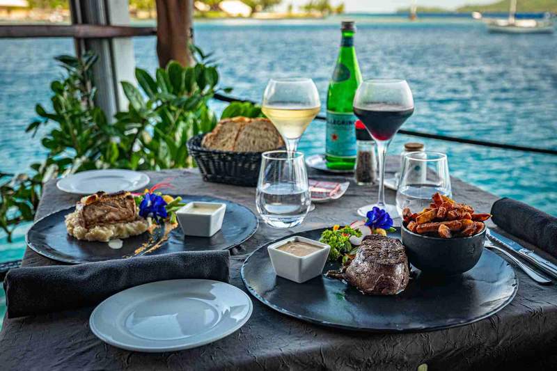 Saint James restaurant bar Bora Bora meals